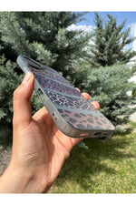 Load image into Gallery viewer, iPhone 16 Plus Uyumlu Kılıf Leopar Desenli Kahverengi Çizgili Metalik Tuşlu Kamera Çıkıntılı Kapak