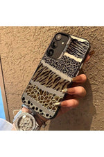 Load image into Gallery viewer, Samsung Galaxy S24 Fe Uyumlu Kılıf Leopar Desenli Kahverengi Çizgili Metalik Tuşlu Kamera Çıkıntılı