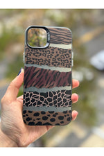 Load image into Gallery viewer, iPhone 15 Uyumlu Kılıf Leopar Desenli Kahverengi Çizgili Metalik Tuşlu Kamera Kenar Çıkıntılı Kapak