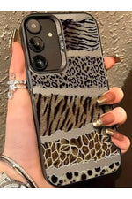 Load image into Gallery viewer, Samsung Galaxy S24 Fe Uyumlu Kılıf Leopar Desenli Kahverengi Çizgili Metalik Tuşlu Kamera Çıkıntılı